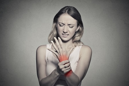 térdfájdalom éjszakai kezeléskor a kézízületek duzzanatának eltávolítása