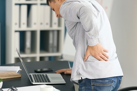 fájdalmak hátul és a csípőízületeken