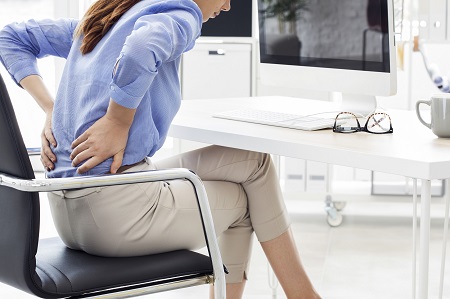 A home office-ban a rossz munkakörülmények is okozhatnak hátfájást.