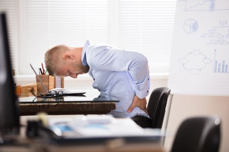 Hátfájás, derékfájás esetén első lépés lehet az ergonómiai tanácsadás.